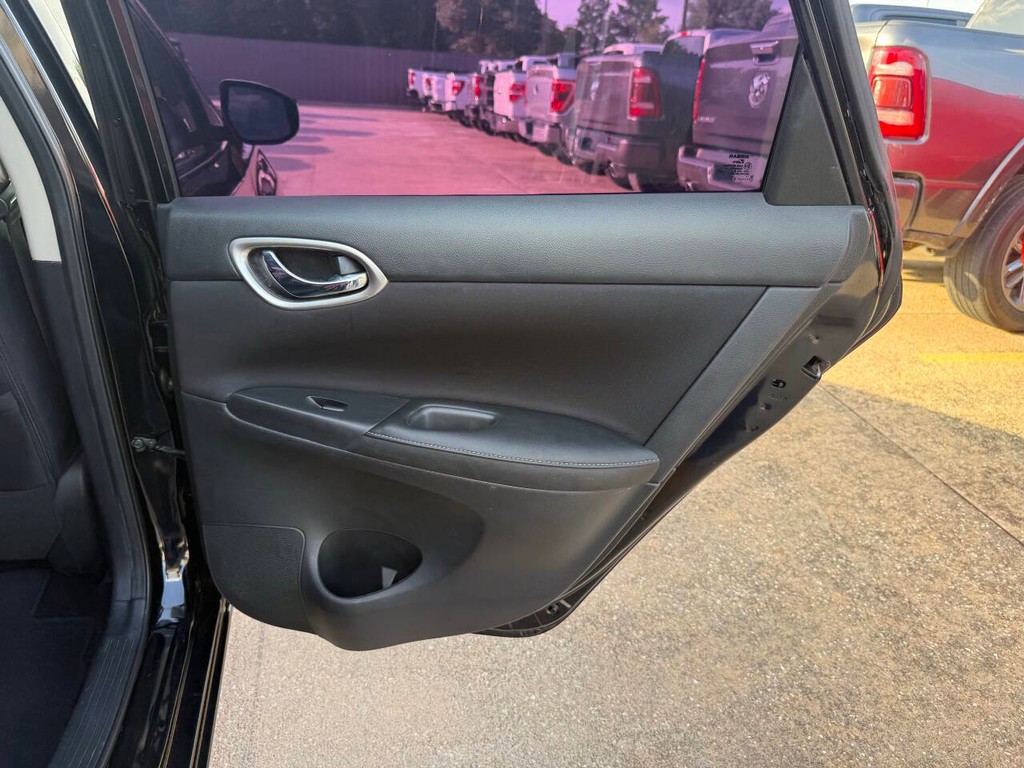 Nissan Sentra Vehicle Full-screen Gallery Image 16