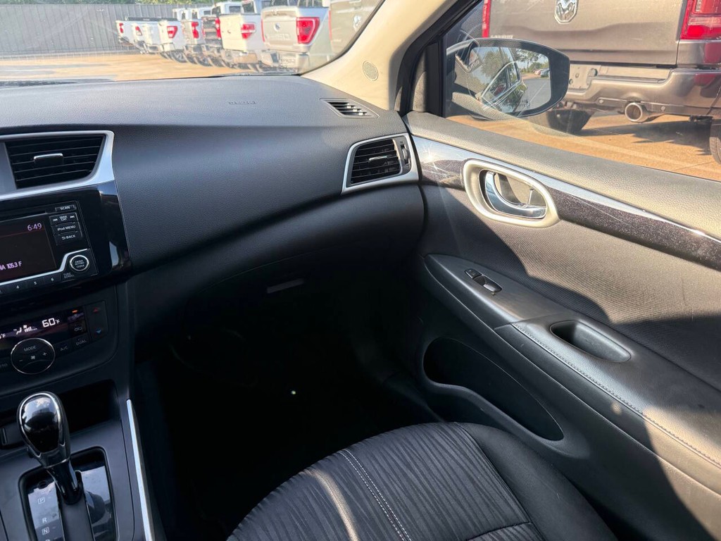 Nissan Sentra Vehicle Full-screen Gallery Image 20