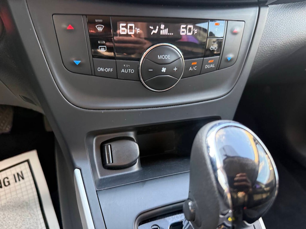 Nissan Sentra Vehicle Full-screen Gallery Image 28