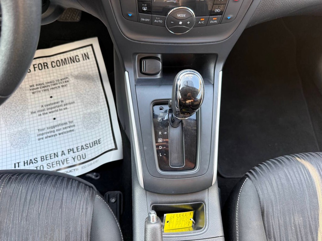Nissan Sentra Vehicle Full-screen Gallery Image 29