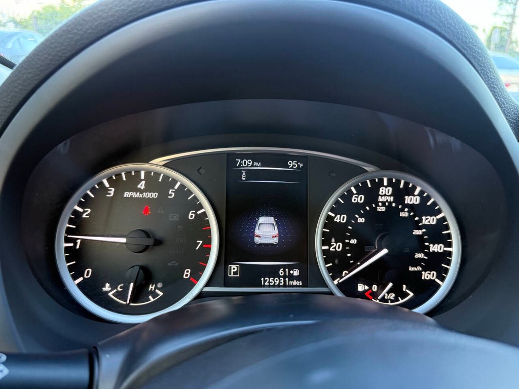 Nissan Sentra Vehicle Full-screen Gallery Image 30