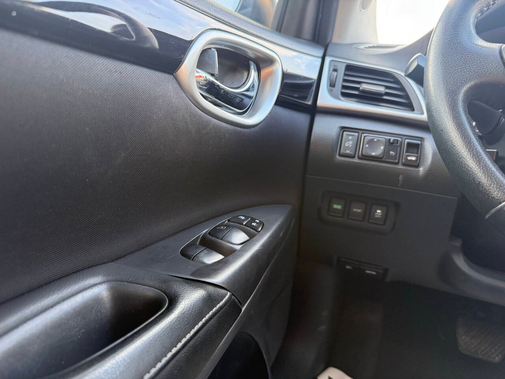 Nissan Sentra Vehicle Full-screen Gallery Image 31
