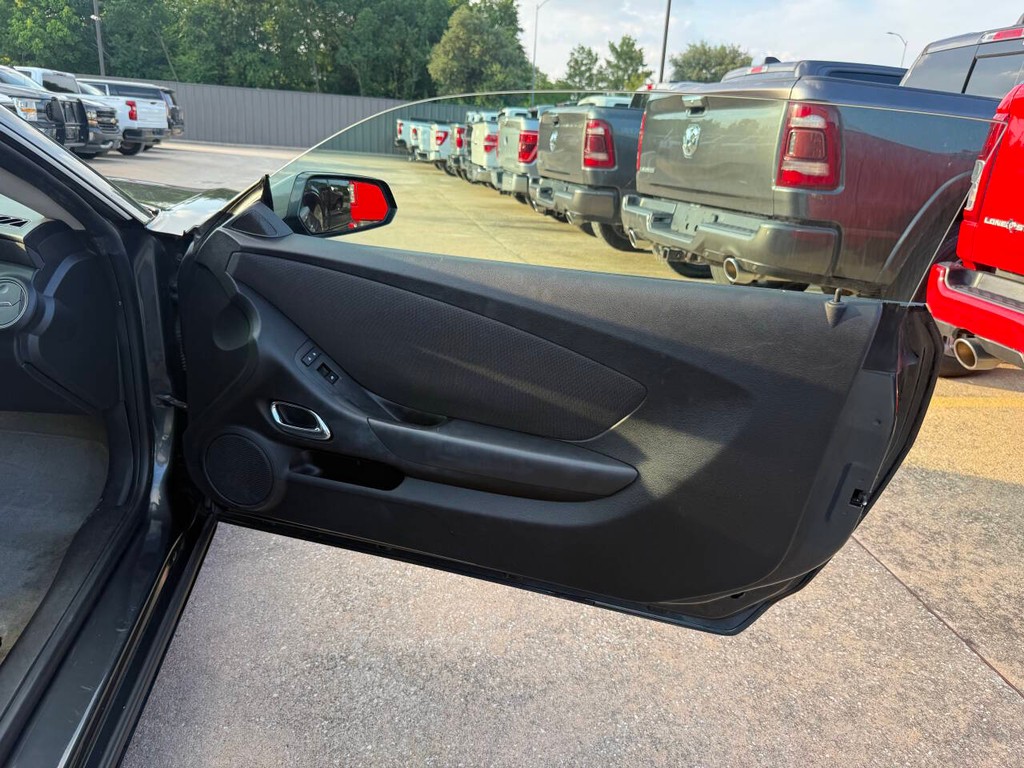 Chevrolet Camaro Vehicle Full-screen Gallery Image 13