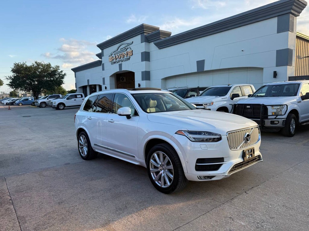 Volvo XC90 Vehicle Full-screen Gallery Image 02
