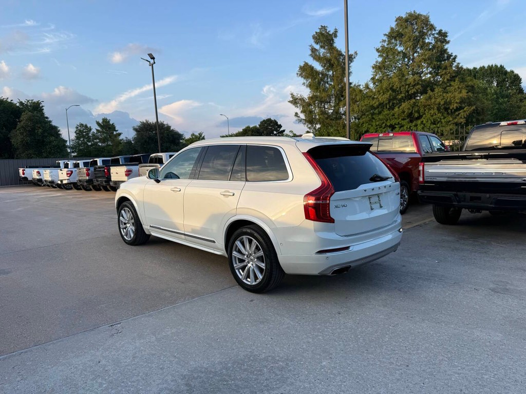 Volvo XC90 Vehicle Full-screen Gallery Image 04