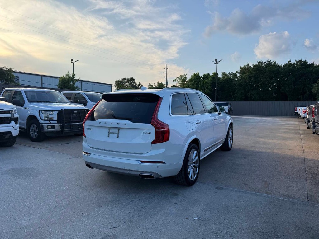 Volvo XC90 Vehicle Full-screen Gallery Image 05