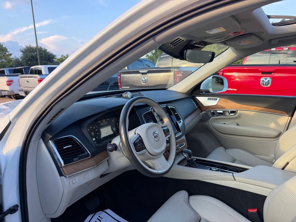 Volvo XC90 Vehicle Full-screen Gallery Image 06