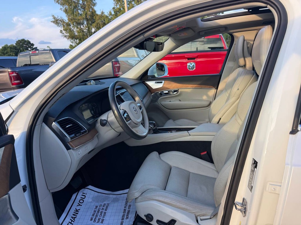 Volvo XC90 Vehicle Full-screen Gallery Image 07