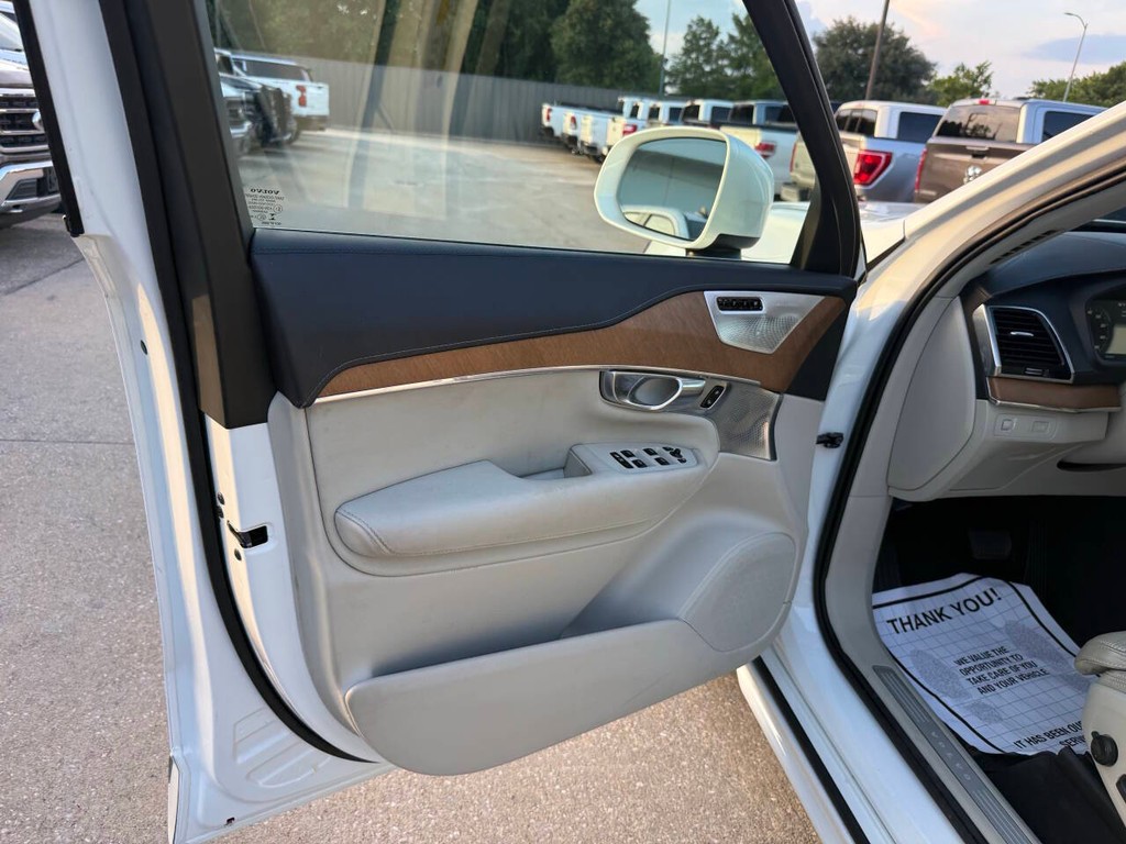 Volvo XC90 Vehicle Full-screen Gallery Image 08