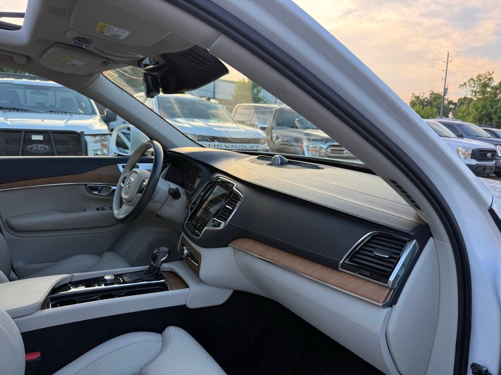 Volvo XC90 Vehicle Full-screen Gallery Image 09