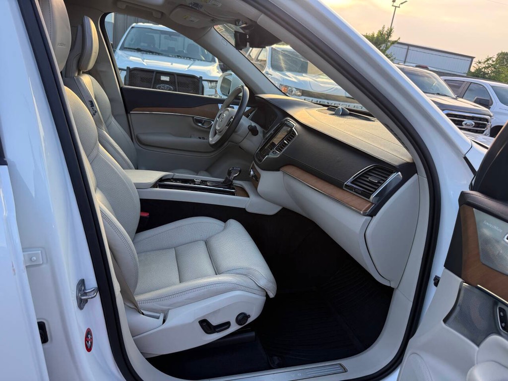 Volvo XC90 Vehicle Full-screen Gallery Image 10