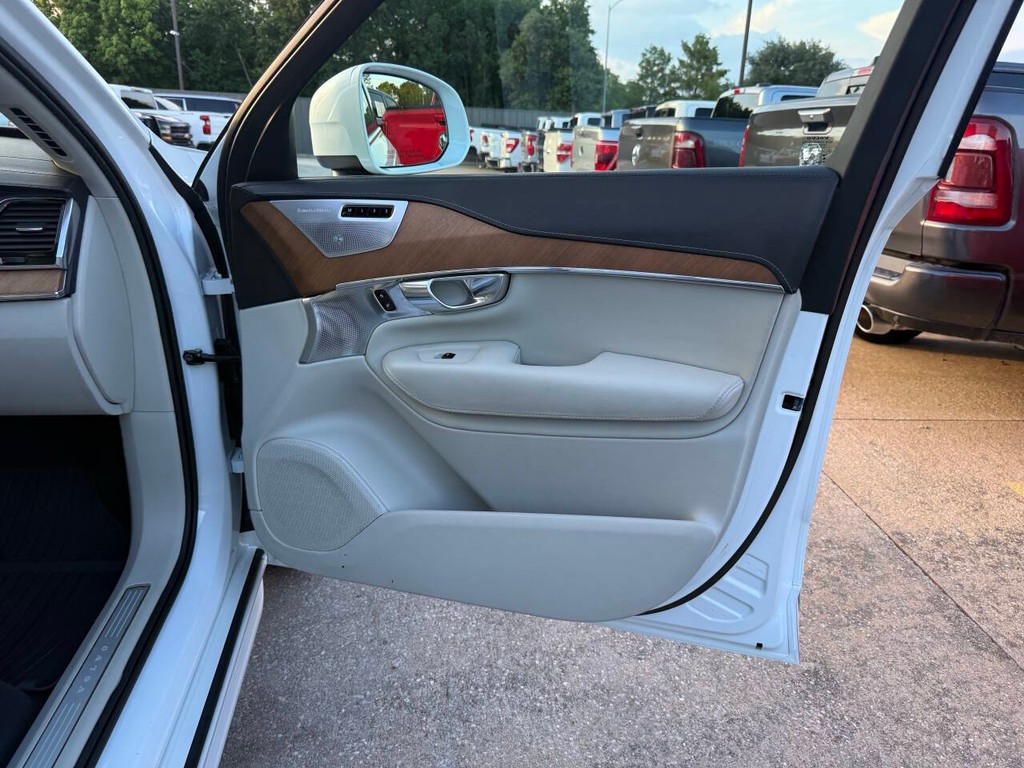 Volvo XC90 Vehicle Full-screen Gallery Image 11