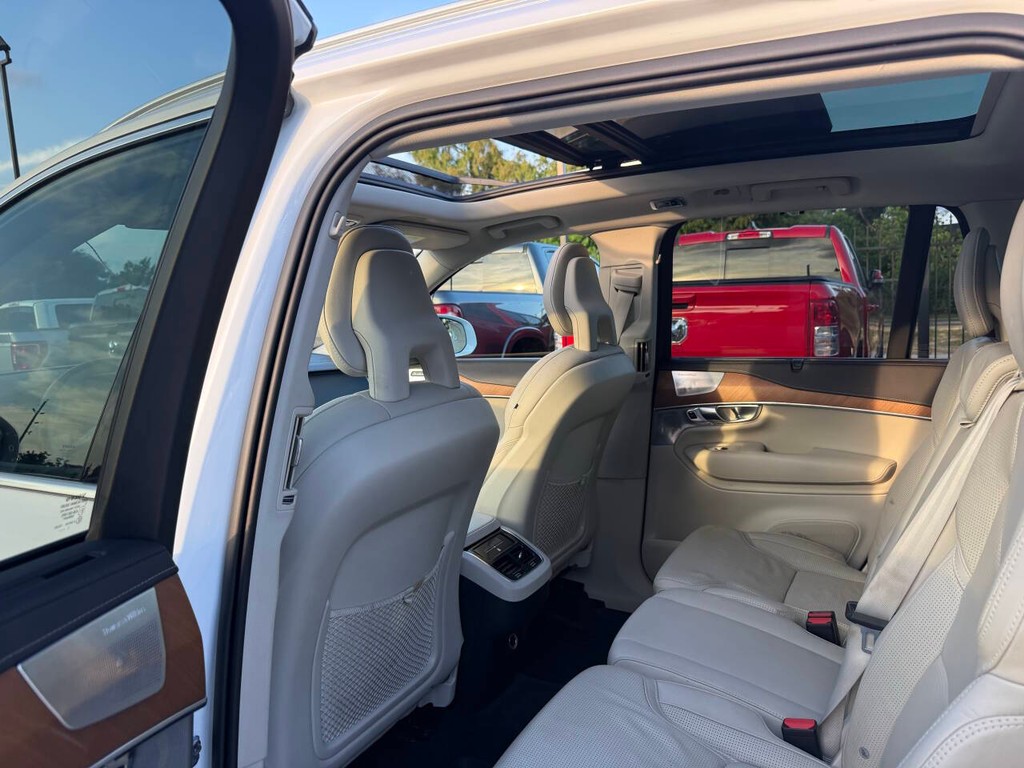 Volvo XC90 Vehicle Full-screen Gallery Image 12