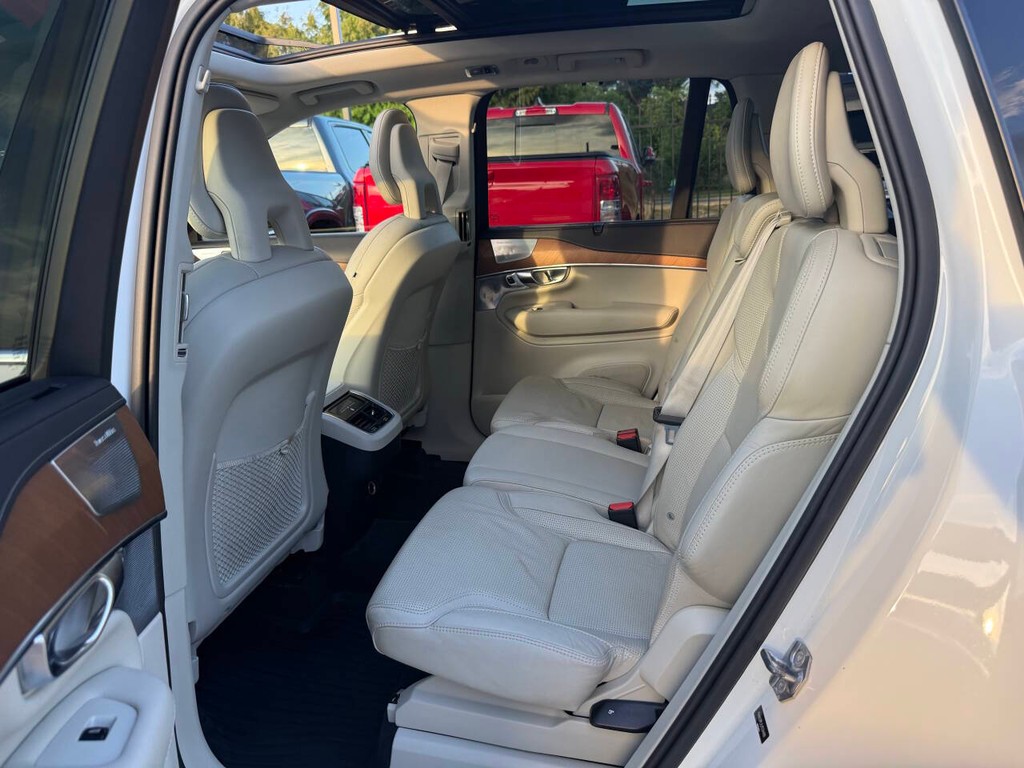 Volvo XC90 Vehicle Full-screen Gallery Image 13