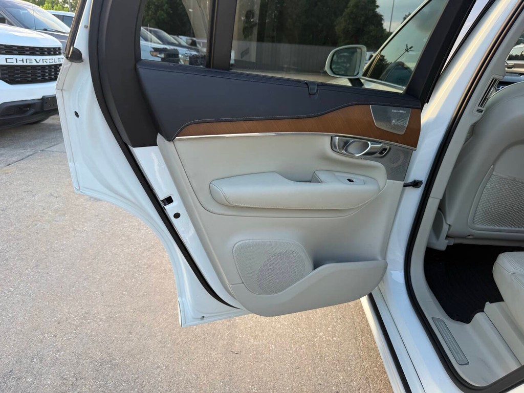 Volvo XC90 Vehicle Full-screen Gallery Image 15