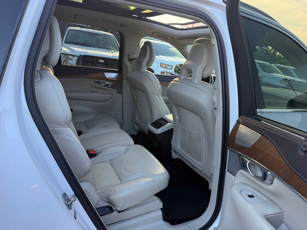 Volvo XC90 Vehicle Full-screen Gallery Image 16