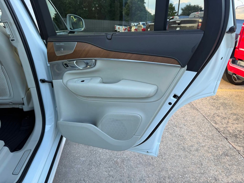 Volvo XC90 Vehicle Full-screen Gallery Image 18