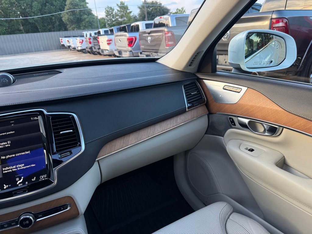 Volvo XC90 Vehicle Full-screen Gallery Image 22