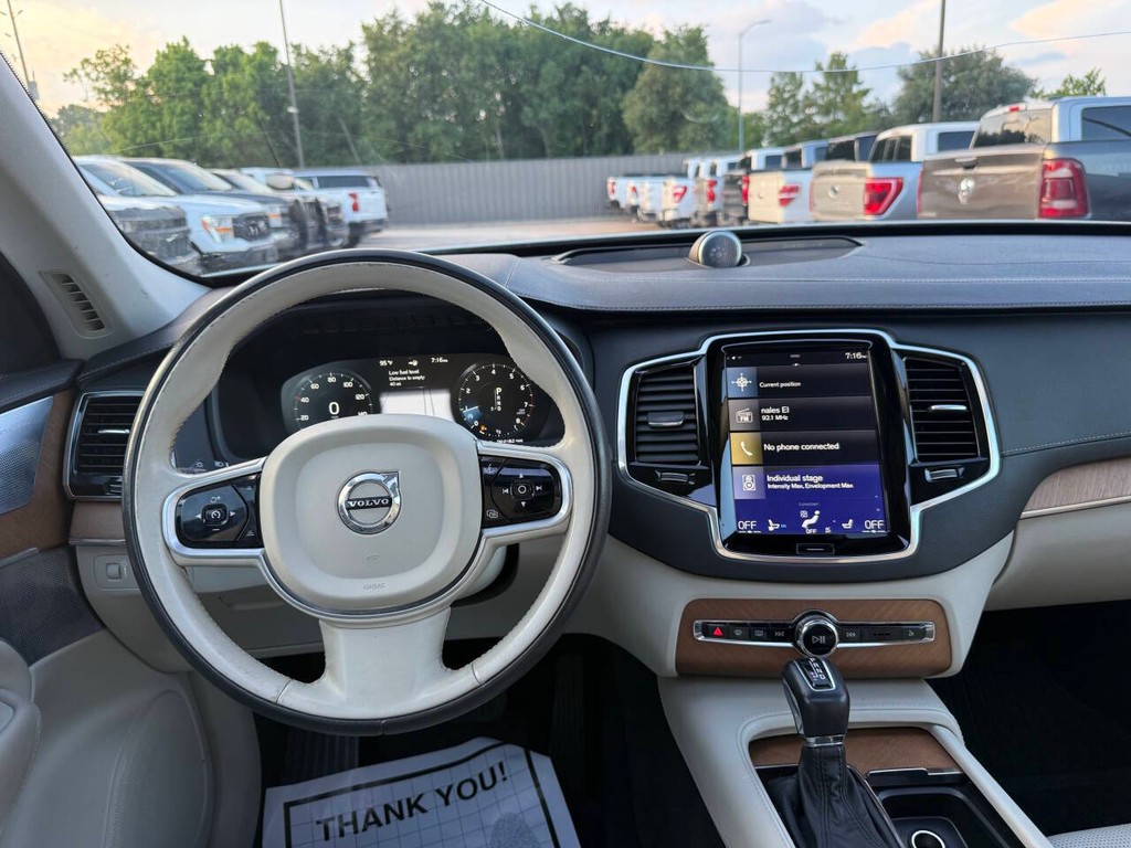 Volvo XC90 Vehicle Full-screen Gallery Image 23