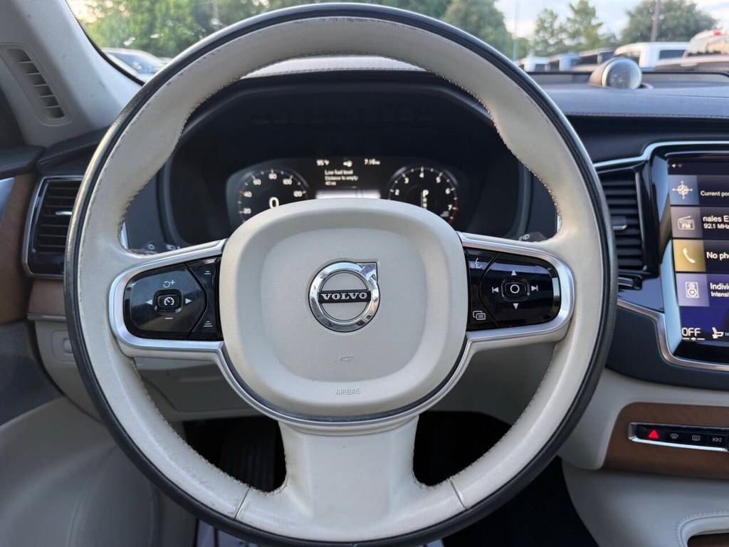 Volvo XC90 Vehicle Full-screen Gallery Image 25