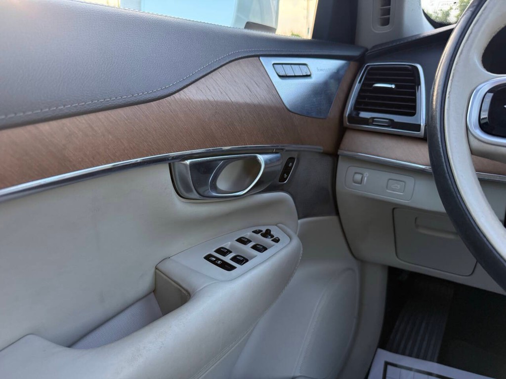 Volvo XC90 Vehicle Full-screen Gallery Image 31