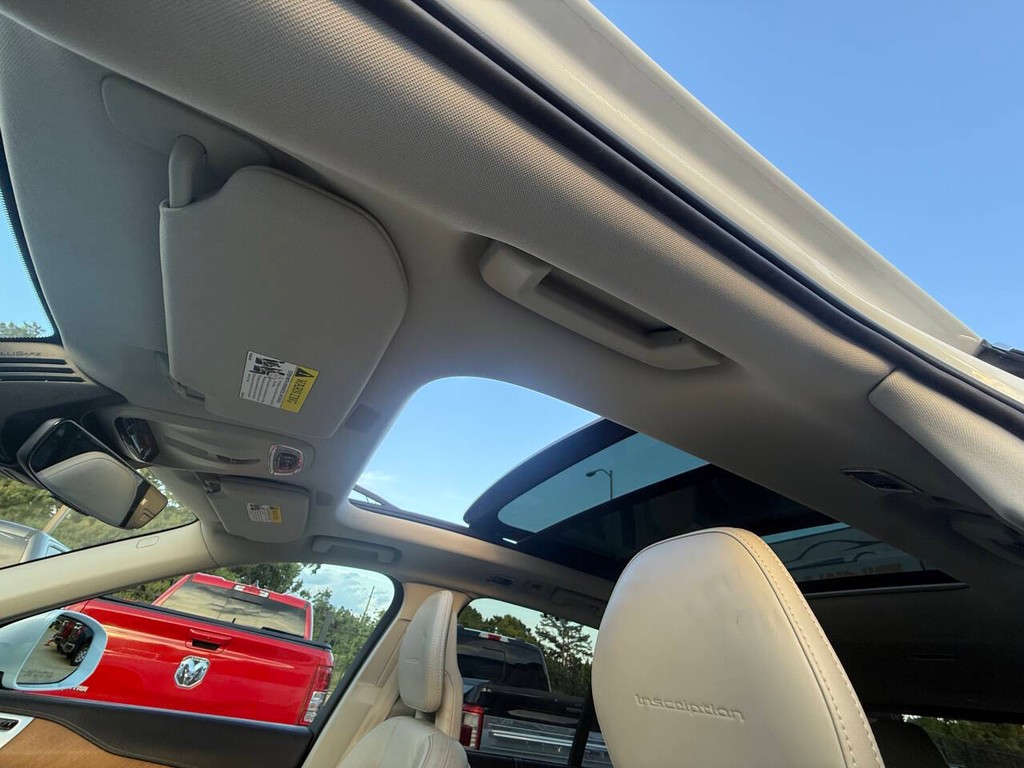 Volvo XC90 Vehicle Full-screen Gallery Image 32