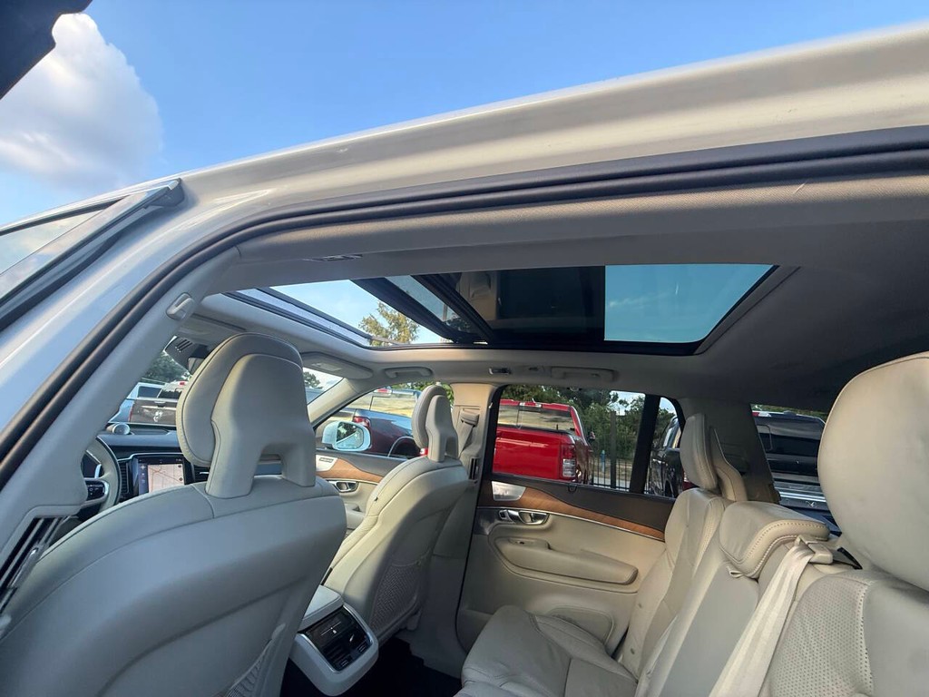 Volvo XC90 Vehicle Full-screen Gallery Image 33