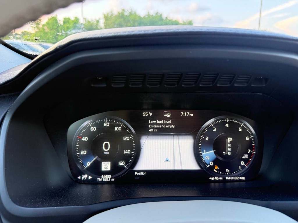 Volvo XC90 Vehicle Full-screen Gallery Image 35