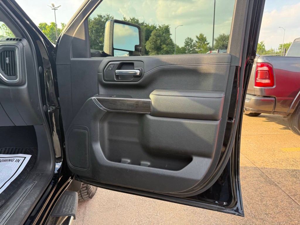 Chevrolet Silverado 2500HD Vehicle Full-screen Gallery Image 11