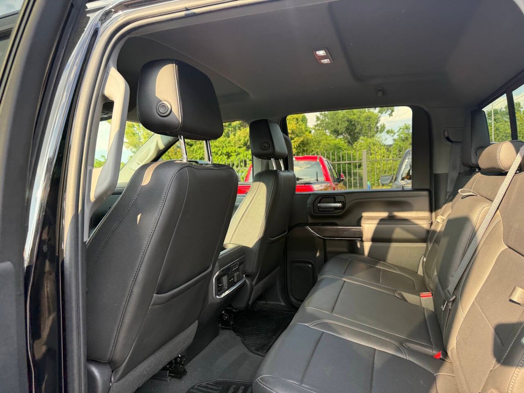 Chevrolet Silverado 2500HD Vehicle Full-screen Gallery Image 12