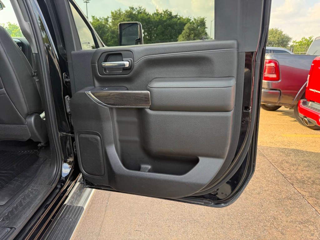 Chevrolet Silverado 2500HD Vehicle Full-screen Gallery Image 16