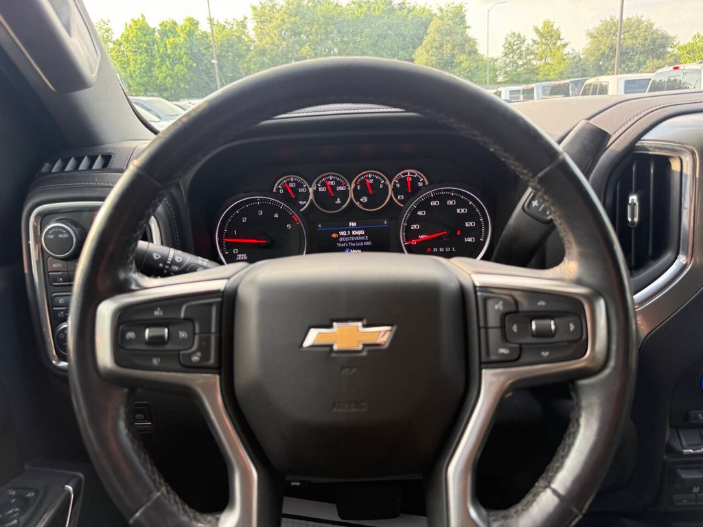 Chevrolet Silverado 2500HD Vehicle Full-screen Gallery Image 23