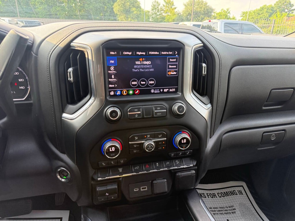 Chevrolet Silverado 2500HD Vehicle Full-screen Gallery Image 24