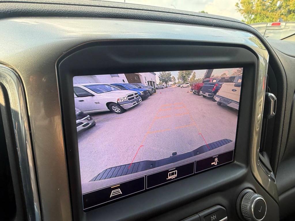 Chevrolet Silverado 2500HD Vehicle Full-screen Gallery Image 26
