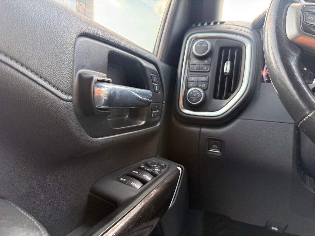 Chevrolet Silverado 2500HD Vehicle Full-screen Gallery Image 30