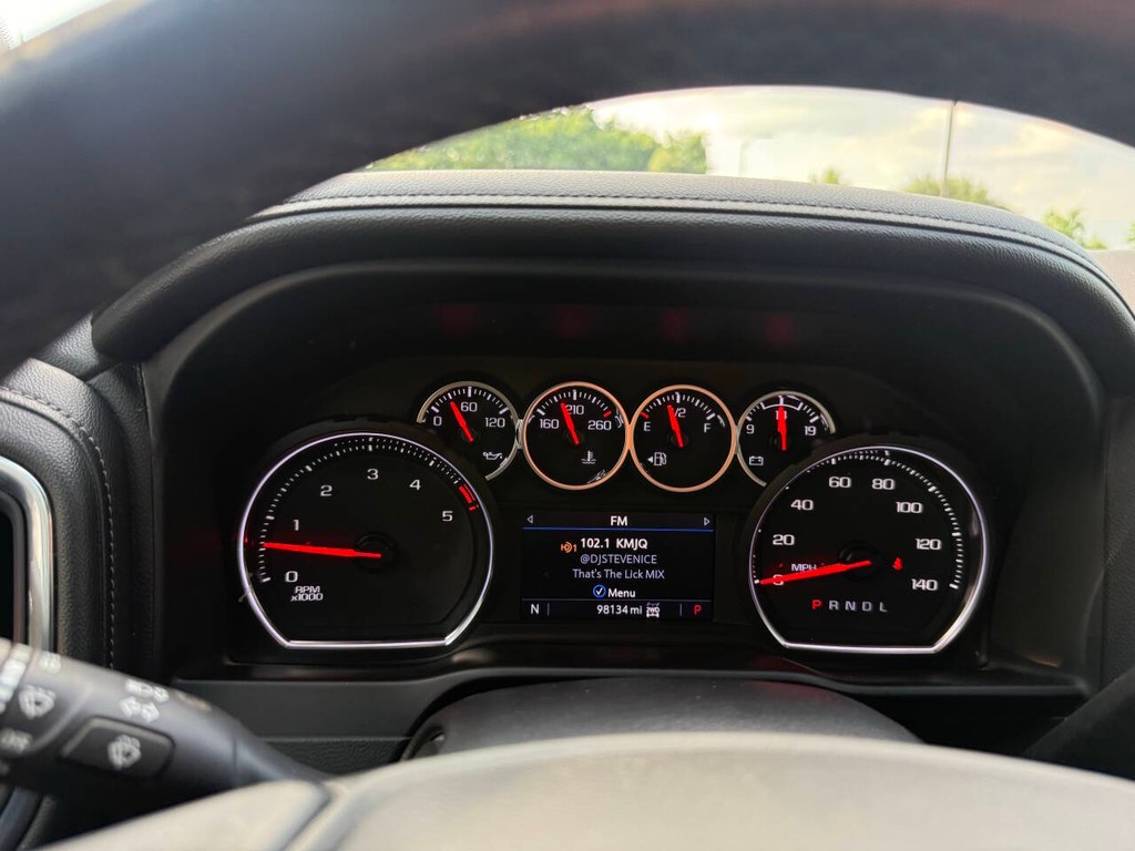 Chevrolet Silverado 2500HD Vehicle Full-screen Gallery Image 31