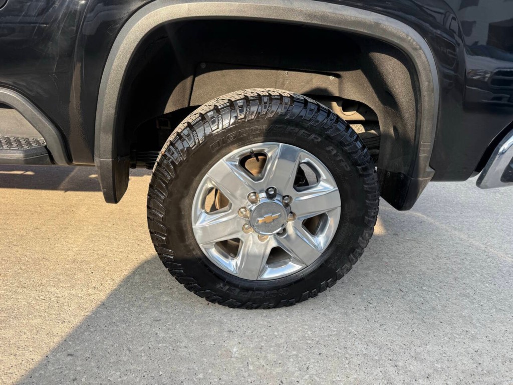 Chevrolet Silverado 2500HD Vehicle Full-screen Gallery Image 35
