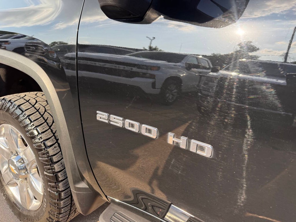 Chevrolet Silverado 2500HD Vehicle Full-screen Gallery Image 36