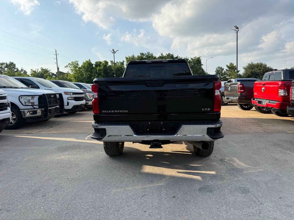 Chevrolet Silverado 2500HD Vehicle Full-screen Gallery Image 39