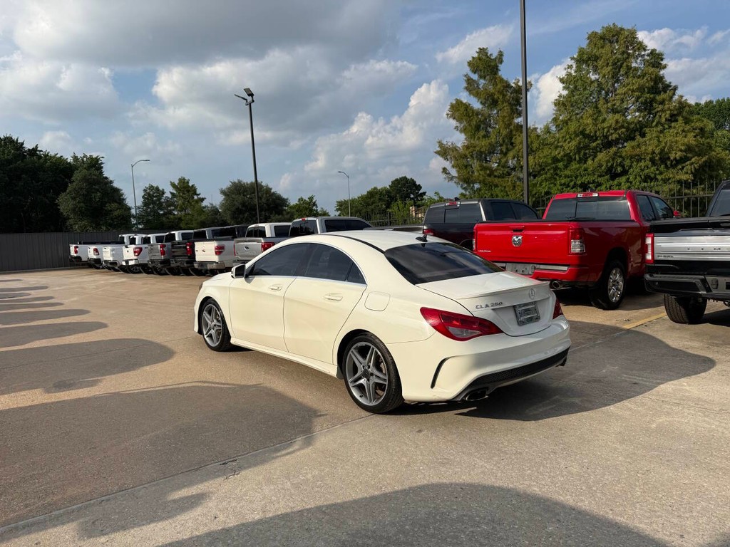 Mercedes-Benz CLA-Class Vehicle Full-screen Gallery Image 04