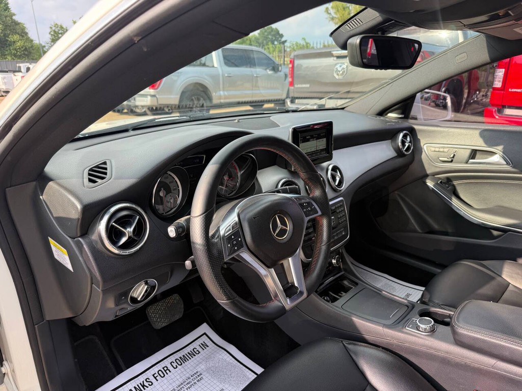 Mercedes-Benz CLA-Class Vehicle Full-screen Gallery Image 06