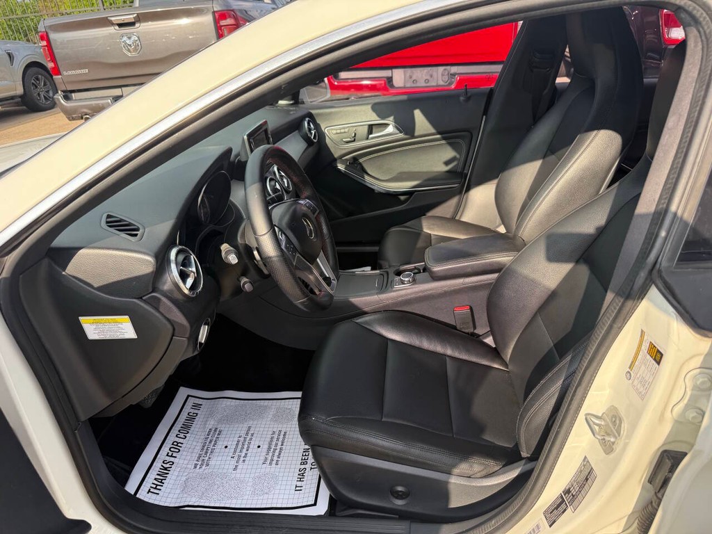 Mercedes-Benz CLA-Class Vehicle Full-screen Gallery Image 07