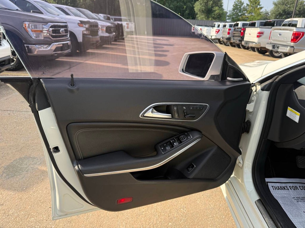 Mercedes-Benz CLA-Class Vehicle Full-screen Gallery Image 08