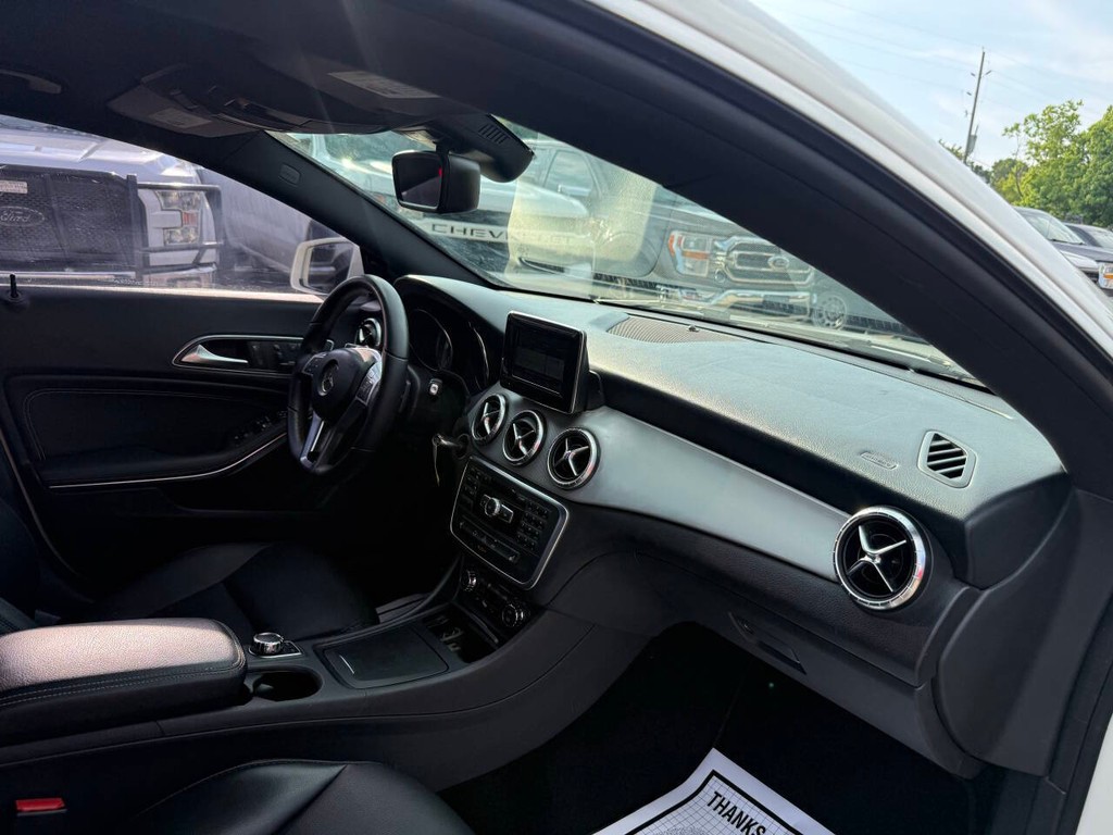 Mercedes-Benz CLA-Class Vehicle Full-screen Gallery Image 09