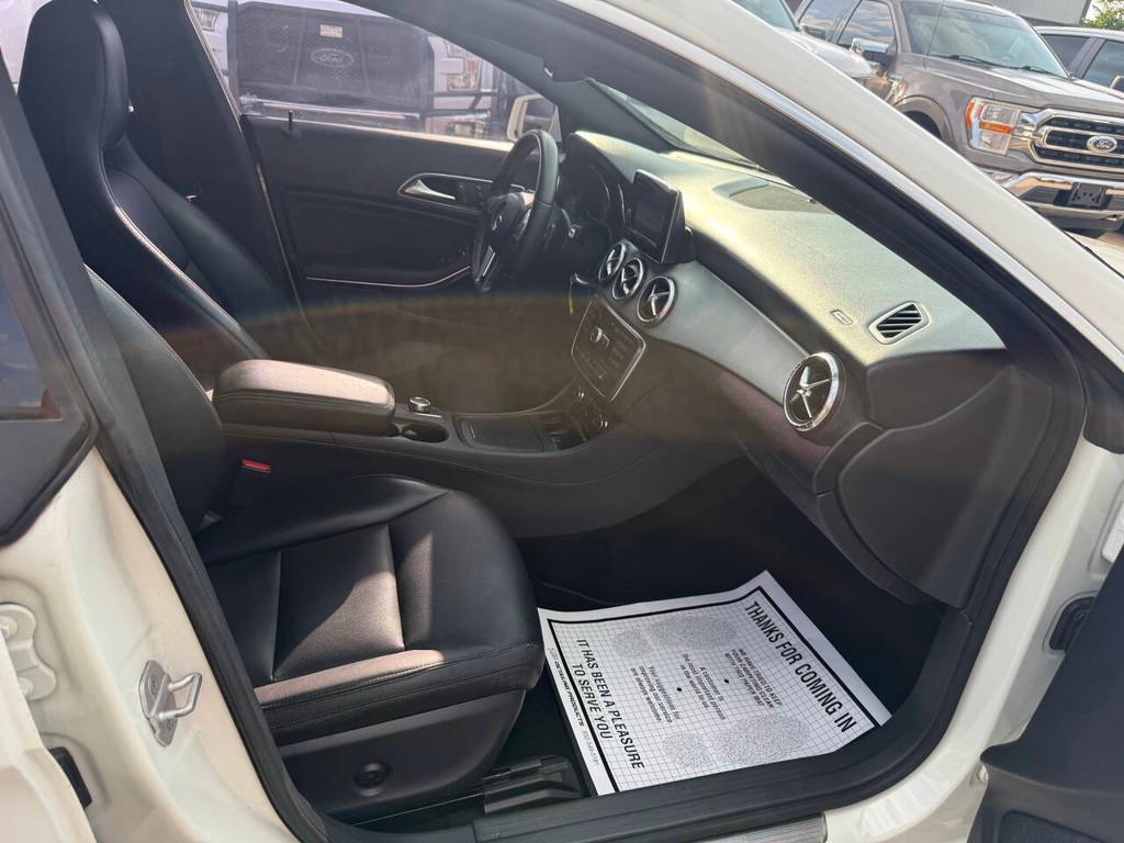Mercedes-Benz CLA-Class Vehicle Full-screen Gallery Image 10