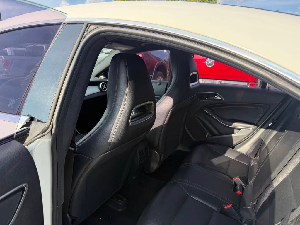 Mercedes-Benz CLA-Class Vehicle Full-screen Gallery Image 12