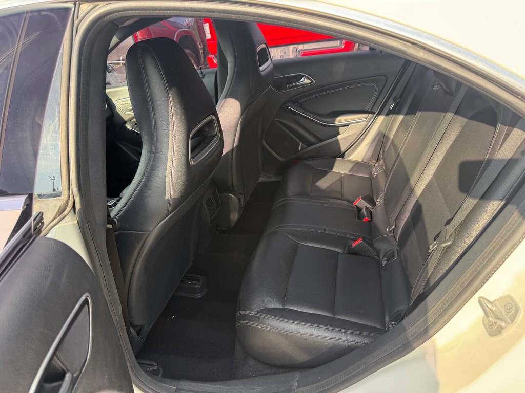 Mercedes-Benz CLA-Class Vehicle Full-screen Gallery Image 13