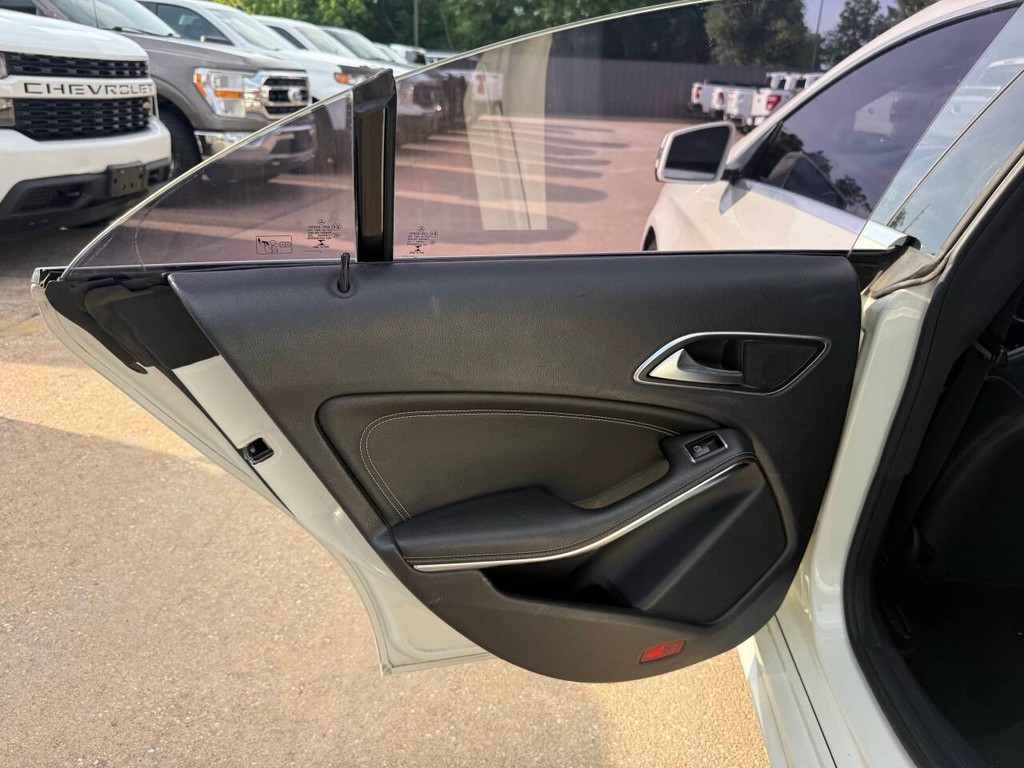 Mercedes-Benz CLA-Class Vehicle Full-screen Gallery Image 14