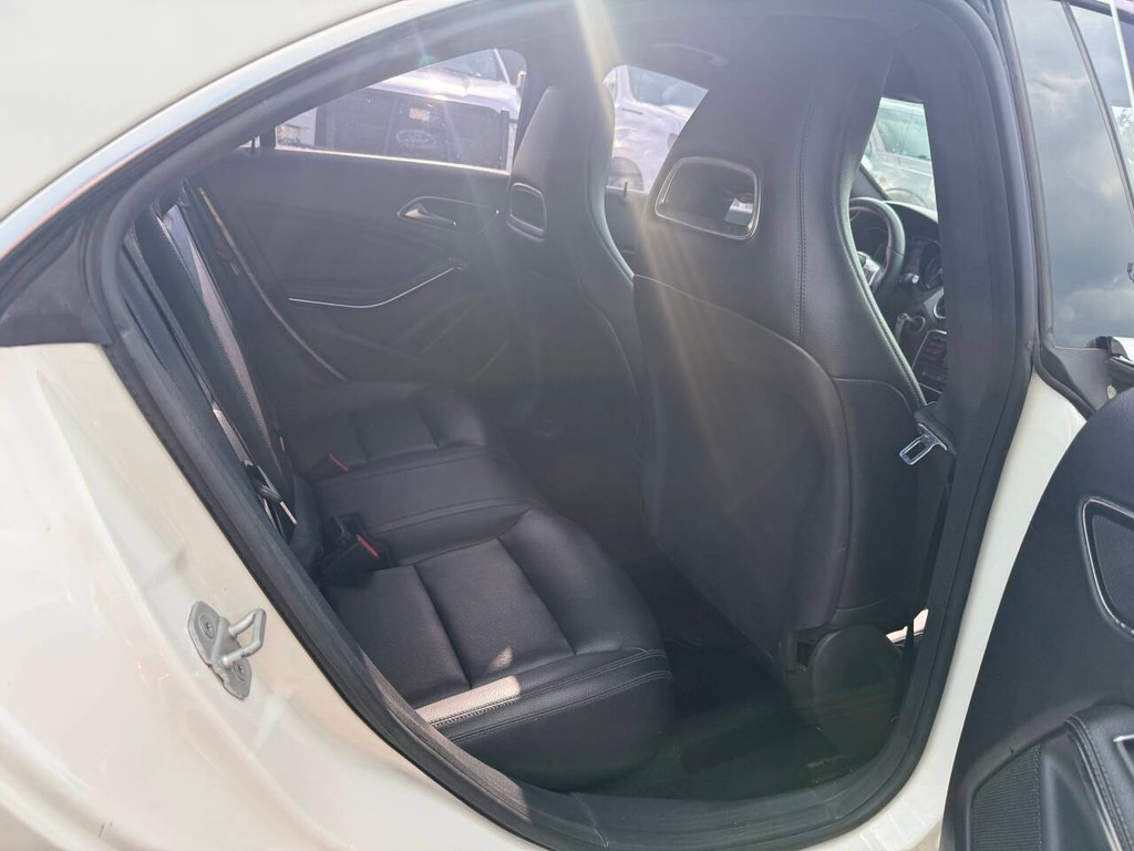 Mercedes-Benz CLA-Class Vehicle Full-screen Gallery Image 15