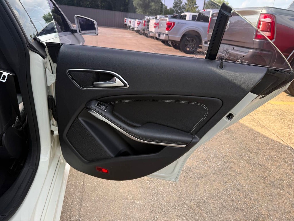 Mercedes-Benz CLA-Class Vehicle Full-screen Gallery Image 16